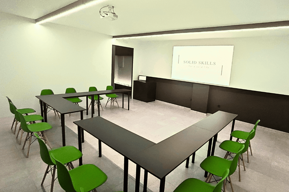 Σύγχρονος και φωτεινός χώρος εκπαίδευσης της Solid Skills διαθέσιμος για σεμινάρια, workshops και εταιρικές εκδηλώσεις.