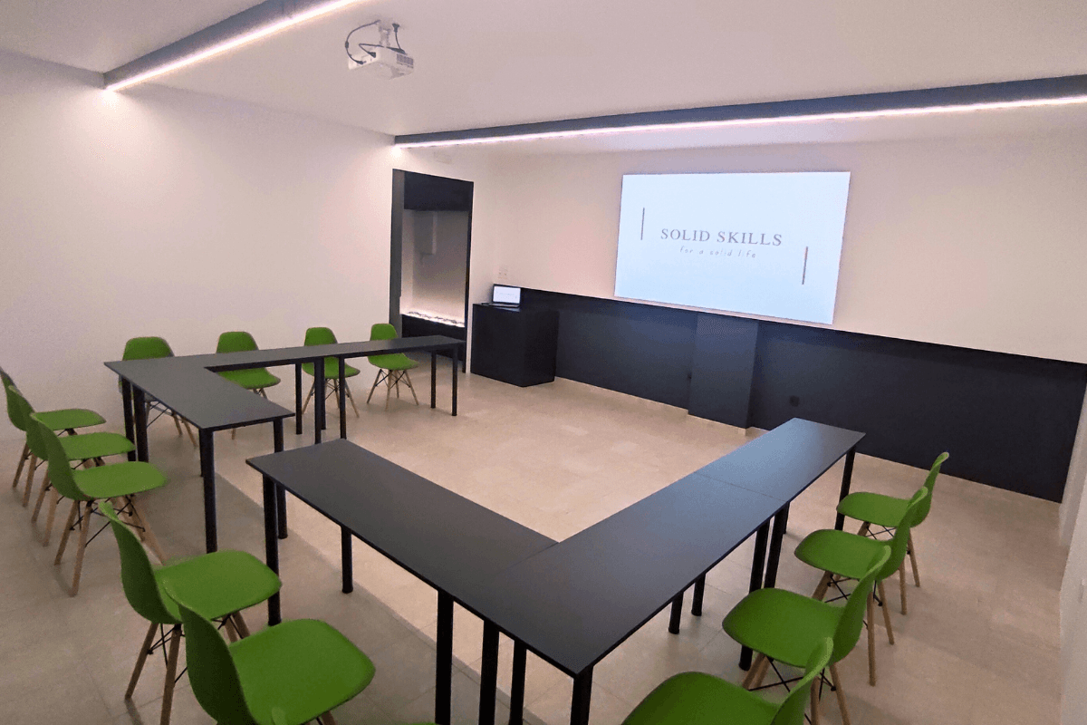 Αίθουσα εκπαίδευσης Solid Skills στην Αθήνα με U διαρρύθμιση και projector