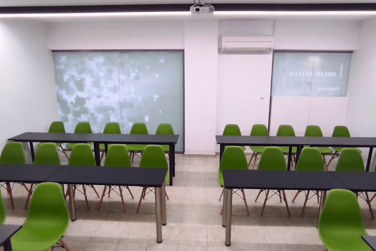 Αίθουσα σεμιναρίων με θρανία σε σειρές, Solid Skills στην Αθήνα.