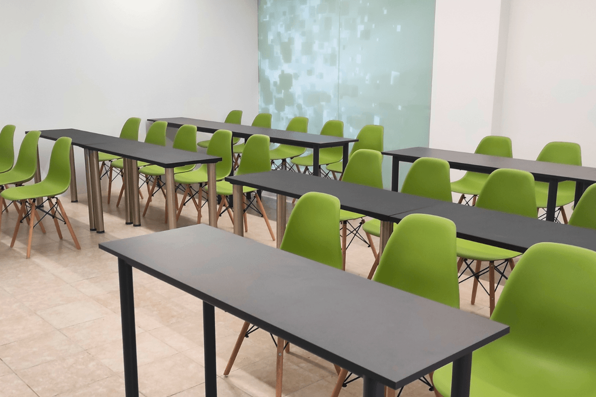 Αίθουσα σεμιναρίων με θρανία σε σειρές, Solid Skills στην Αθήνα.