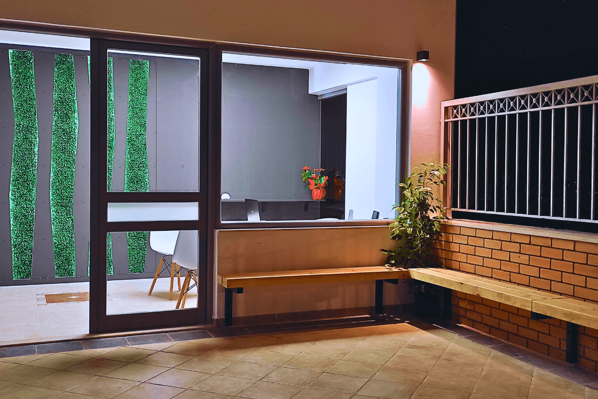 Εξωτερικός χώρος της αίθουσας εκπαίδευσης Solid Skills στην Αθήνα με παγκάκι.